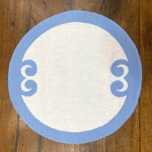 Carica l&#39;immagine nel visualizzatore di Gallery, Set-di-2 tovagliette e tovaglioli - Due riccioli - bianco e azzurro

