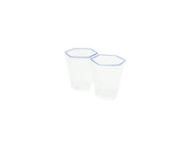 Carica l&#39;immagine nel visualizzatore di Gallery, Set da 2 bicchieri - Bicchiere esagonale trasparente con bordo blu - shot

